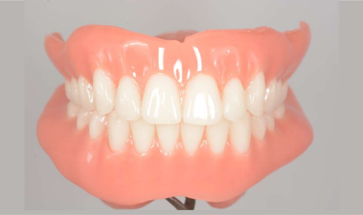入れ歯でもホワイトニングできます。ホワイトニングした人工歯を使用した総入れ歯